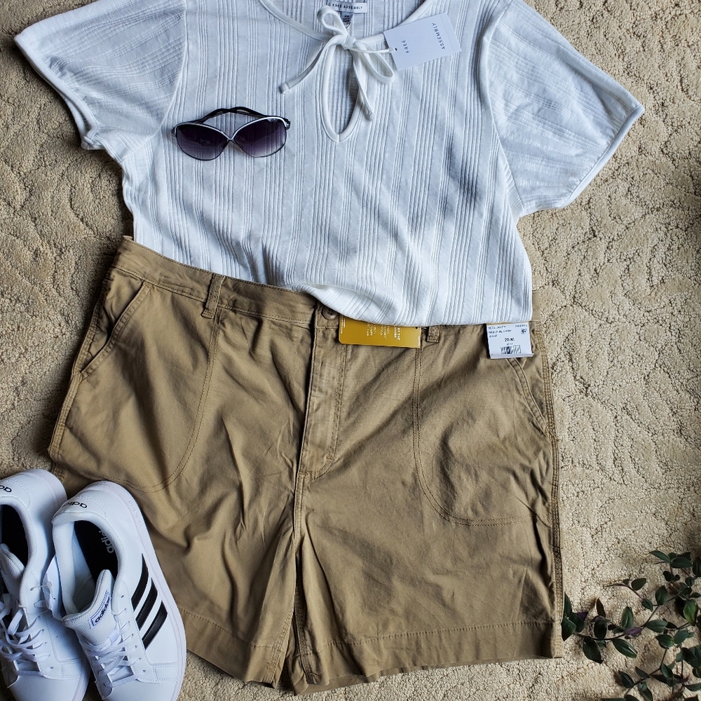 BNWT Lee High Rise Utility Short Pants | Size 20 M | Khaki.        **A**